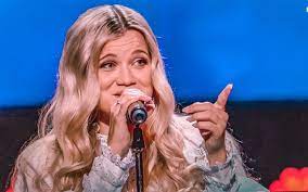 I ni uker har ti etablerte artister møttes for å konkurrere i ulike musikksjangere og slåss om tittelen «norges ultimate entertainer». Stjernekamp 2020 Ida Amalie Unjem