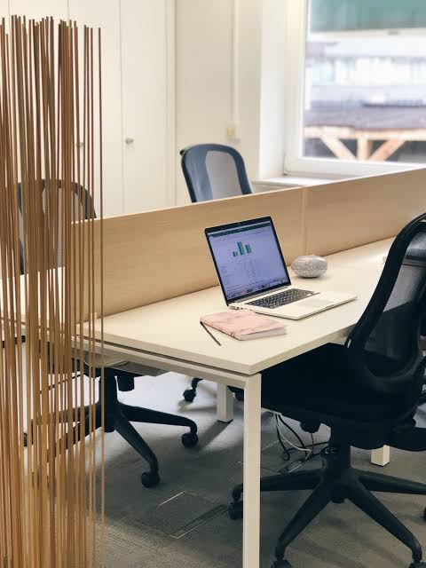 Espace commun lumineux de Southside Offices, avec coin détente et cuisine