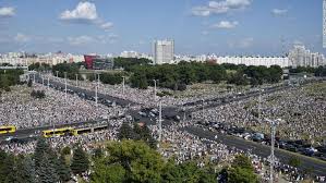 Biélorussie, manifest de protesta, manifestation pacifique. Bielorussie Des Dizaines De Milliers De Personnes Manifestent A Minsk Alors Que Loukachenko Organise Une Manifestation Rivale Fr24 News France