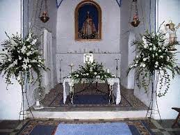 Wedding Bouquets And Arrangements By Diamond Flores Spain Altar Arrangement Altar Flowers Flower Arrangements