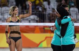 Umumnya peraturan permainan sepak bola sudah diketahui oleh semua orang baik pemain yang mengikuti pertandingan maupun penonton yang hanya 10. Perbezaan Budaya Dalam Sukan Bola Tampar Pantai