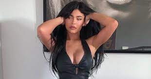 She starred in the e! ÙÙŠØ¯ÙŠÙˆ ÙƒØ§ÙŠÙ„ÙŠ Ø¬ÙŠÙ†Ø± ØªØ³ØªØ¹Ø±Ø¶ Ø±Ù‚ØµÙ‡Ø§ Ø¨Ø­Ù…Ø§Ù„Ø© ØµØ¯Ø± Beirutcom Net