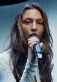 @Eva , a French artist, delivers an absolutely mesmerizing live performance  of Bottega. I’ll admit, I’m sharing this video just so I can watch it