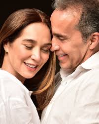 Entre lo cotidiano y lo extraordinario, dos almas aprenden a amarse… a su  manera. ESCENAS DE LA VIDA CONYUGAL llega al escenario del Teatro Trasnocho  para recordarnos que el amor no es