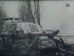 Un m26 dragon wagon tank transporter américain a pris en remorque ce panther déchenillé. Panther And Pzkpfw Iv Engage Soviet Armor In The Distance Near Kovel Early 1944 Gif On Imgur