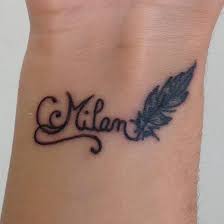 Les tatouages tribal floraux sur le dos d'une femme représentent la beauté et la pureté. Tatouage Dange Avec Prenom