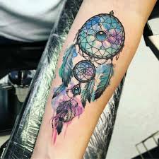 Traumfanger Tattoo Watercolor Aquarell Arm Innenseite Blau Lila Grun Traumfanger Tattoo Federtattoos Traumfanger Tattoos