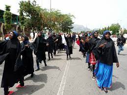Sheikh zakzaky, leader of the islamic movement in nigeria, is inspired by iran's ayatollah khomeini iran's state tv on monday said that the country's foreign ministry has summoned the nigerian charge d'affaires to protest the killing of shiite muslims. Kwatagwangwamar Shari A Zanga Zanga Da Tsare El Zakzaky Premium Times Hausa