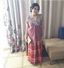 Selain untuk pesta dan acara wisuda, kebaya brokat muslim modern juga seringkali dijadikan sebagai busana pengantin oleh para wanita muslimah. 40 Trend Terbaru Gambar Model Baju Sarung Lagosi Maria Space