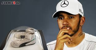Jetzt verzweifelt der weltmeister langsam an seinem mercedes, denn max verstappen siegt erneut. Fur Guten Zweck Lewis Hamilton Versteigert Seine Formel 1 Rennschuhe