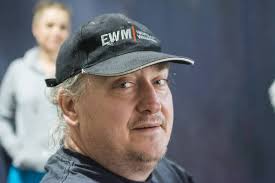 34 éves, a mérce alapítója, volt főszerkesztője, két gyermek édesapja. Jambor Jozsef Portre Theater Online