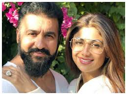 Item girl, исполнитель песни (в титрах: Shilpa Shetty When Shilpa Shetty Opened Up About Her First Meeting With Husband Raj Kundra Said He Tried To Woo Her With A Luxury Bag