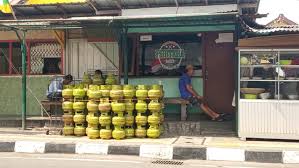Model gambar teras rumah minimalis yang sedrhana di atas merupakan model yang sangat ideal untuk rumah minimalis yang anda bangun, sudah ini merupakan salah satu bagian yang terpenting untuk anda sekalian. Manfaatkan Teras Depan Rumah Untuk Buka 9 Usaha Ini Daripada Gabut Lumayan Kan Cuan