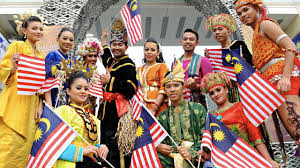Kalau dulu memakai pakaian tradisional hanya dilakukan ketika pentas dan acara pernikahan, sekarang banyak masyarakat indonesia yang baju kurung adalah pakaian tradisional masyarakat melayu, dipakai di malaysia, indonesia, brunei darussalam, singapura dan thailand bagian selatan. 8 Baju Tradisional Yang Underrated Di Malaysia Platform Indie Online 24 Jam Di Malaysia