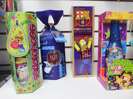 Se han pintado por completo con pinturas de en el ejemplo de arriba podemos ver un fabuloso y brillante centro de mesa elaborado a partir de botellas de vidrio transparente forradas con. Desayunos Sorpresa Variedades Sarita Botellas De Cerveza Decoradas En Promocion Facebook