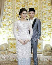 10 model baju nikah muslimah terbaru baju pengantin baju akad nikah terbaru, gaun pengantin akad nikah tersedia dalam beragam tipe tak terkecuali gaun muslimah untuk anda para wanita muslimah baju akad nikah muslimah simple menjadi salah satu desain gaun pengantin yang layak. 20 Inspirasi Model Kebaya Putih Untuk Akad Nikah Demi Penampilan Yang Anggun Dan Megah