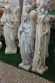 Concurrí para observar la 'manifestación' (no se puede hablar de milagro) de la virgen de lourdes ocurrida el 11 de febrero de 2018 a la madrugada, en la imagen se comenzó a formar en la pared, encima de un calefactor. Estatua De Piedra Clasica Mod Virgen De Lourdes 18x17x85cm