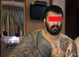 قاتل «وحید مرادی» به طناب دار نزدیک شد گروه حوادث الف، ۱۵ شهریور ۱۳۹۹، ۱۰:۰۲ 3990615026 حکم قصاص مردی که در سومین پرونده قتل خود وحید مرادی، شرور معروف تهران را به قتل رسانده‌ بود، بابت یکی دیگر از قتل‌هایش در دیوان عالی. Ù‚Ø§ØªÙ„ ÙˆØ­ÛŒØ¯ Ù…Ø±Ø§Ø¯ÛŒ ØªØ­ÙˆÛŒÙ„ Ù¾Ù„ÛŒØ³ Ø¢Ú¯Ø§Ù‡ÛŒ Ø´Ø¯ Ø®Ø¨Ø±Ú¯Ø²Ø§Ø±ÛŒ Ø§ÛŒÙ„Ù†Ø§