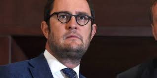 Balayés par l'onde de choc Caterpillar