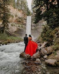 Waterfall Engagement Photo Shoot At Brandywine Falls Captured By Amrit Photography Engagement Photos Fall Elegant Engagement Photos Water Engagement Photos