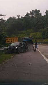 Kemalangan jalan raya di jalan indah, taman bukit indah dekat johor bahru awal pagi ini menarik perhatian netizen apabila sebuah perodua myvi dipercayai 'terbang' menyeberangi. 4 Buah Kereta Kemalangan Angkara Geng Minyak Di Lebuhraya Karak The Reporter