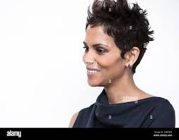 Halle maria berry immagini e fotografie stock ad alta risoluzione