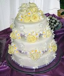 bolo de casamento com chantilly quadrado e redondo bolo receitas de bolos faceis bolo de casamento