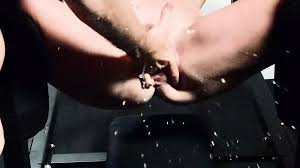 あなたの上に潮吹きする剃毛されたマンコのクローズアップ - 彼女はあなたに彼女のジュースを降り注ぎます