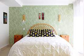 La tête de lit a une longue histoire. 15 Exemples Pour Adopter Le Papier Peint En Tete De Lit