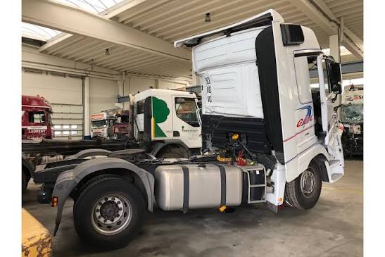 Mercedes Benz 1844LS-2004 Cab & Chassis Truck