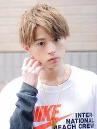 ソフツイストスパイラルマッシュ 丸顔 20代 30代におすすめナチュラル 大人カジュアル 爽やか小顔マッシュ センターパート 茶髪 ブラウン グレージュマーメイドカラー ヘアサロン予約 ozmallビューティ 2021 ヘアサロン 茶髪 ショートボブ