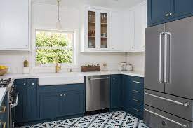 A deep sea blue finishes off the look to convey both warmth and serenity in a modern but casual look. White Upper Cabinets And Dark Blue Lower Cabinets Transitional Kitchen Farrow And Ball Hague Blue