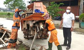 Mengerti daerah depok dan sekitarnya. Kelurahan Semper Timur Bantu Pasokan Kayu Bakar Untuk Kremasi Jenazah Covid 19 Umat Hindu Poskota Co Id