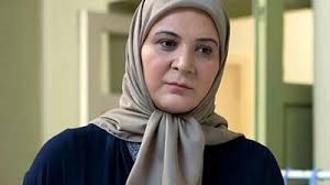 فیلم چهره عزادار همای سریال پایتخت در مراسم ختم مادرش / حضور بازیگران پایتخت و دیگر بازیگران برای عرض تسلیت و همدردی با ریما رامین فر / روحش شاد