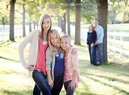 Kids In Foreground And Parents In Background Great With A Fixed Portrait Lens Photography Poses Family Family Posing Family Photographer