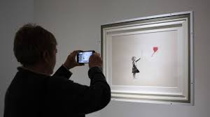 Banksy heeft een video op instagram geplaatst waarin hij vertelt over het schilderij dat zichzelf afgelopen week vernietigde na een veiling. Schilderij Banksy Versnipperd Dit Kan Maar Een Iemand Bedenken Nos Banksy Kunstwerk Schilderij