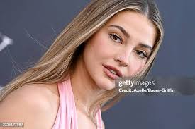 2.535 Madelyn Cline Fotos und hochauflösende Bilder