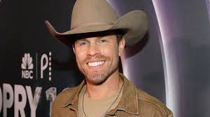 Dustin Lynch is throwing a free pool party + show during CMA Fest