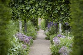 Borrow These Garden Concepts From The French Enfilade Allee Clairvoyee Bosquet Read On For A Mini F French Garden Design Small Garden Design Garden Design