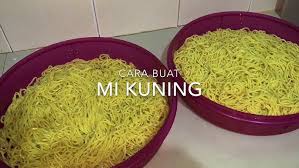 Panaskan minyak dalam wajan, kemudian masukkan bawang merah, bawang putih, dan bumbu halus hingga untuk menghasilkan mie yang lebih gurih dan warnanya lebih kuning, anda dapat menambahkan beberapa telur ke dalam. Homemade Egg Noodles Or Cara Membuat Mee Kuning Mee Telur Youtube