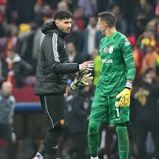 💥 MUSLERA, ALTAY'A MÜJDEYİ VERDİ | Fernando Muslera maç sonu Altay Bayındır  ile sohbet etti. 💬 TNT Sports: Muslera, sohbette Altay'a yakında kaleyi  devralma sırası sana gelecek dedi. #Muslera #AltayBayındır #GSvMUN