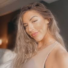 Krista Holcomb's Instagram, Twitter & Facebook