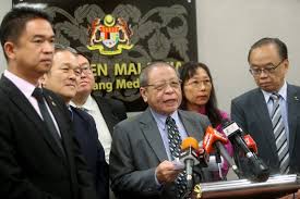 If you are 13 years old when were you born? Kit Siang Unhappy When Bombarded With Questions On Birth Place