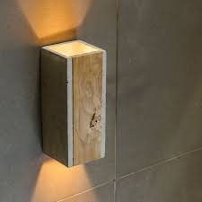 T Ortho Zweistrahlige Beton Wandleuchte Mit Teakblende Wandleuchte Lampe Holz Beton Betonlampe