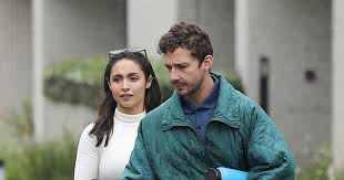 20+ pictures inside of shia labeouf and mia goth stepping out for lunch together… Shia Labeouf Et Fka Twigs Deja Separes L Acteur Vu A La Messe Avec Une Autre Purepeople