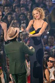 Bruno mars height 5 ft 5 in or 165 cm and weight 67 kg or 148 pounds. Here Is A Very Important Reminder Of How Short Bruno Mars Is Compared To Taylor Swift Taylor Swift Height Mtv Videos Mtv Video Music Award