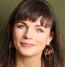 Her father, brian, was a horse veterinarian who took his own life when bea was three years old. Aisling Bea Wiki Married Husband Or Boyfriend Dating
