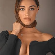 Rimando le nozze con niccolò. Lorella Boccia La Scollatura Mozzafiato Manda In Tilt Instagram Gazzetta Del Sud