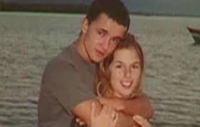 Suzanne von richthofen, 30, was 18 when she was jailed for 39 years in 2002 after arranging for her then boyfriend and his brother to kill her parents in in the late hours of october 31, 2002, suzane von richthofen, who had planned the murder of her parents for months, checked if they were already. Caso Suzane Von Richthofen Ganhara 2 Filmes Com Diferentes Pontos De Vista Aredacao