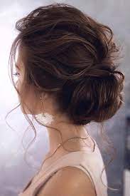 Swept Back Wedding Hairstyles Low Curly Updo With Loose Curls Tonyastylist Muhtesem Sac Modelleri Gelin Sac Modelleri Kivircik Sac